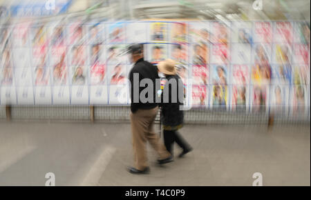 Tokyo, Japon. 14 avr, 2019. Les gens passe par un membre du congrès Edogawa ward conseil publicité électorale près de la station Kasai à Tokyo au Japon, le vote aura lieu le 22 avril 2019. Photo prise le Dimanche, Avril 15, 2019. Photo : Ramiro Agustin Vargas Tabares Crédit : Ramiro Agustin Vargas Tabares/ZUMA/Alamy Fil Live News Banque D'Images