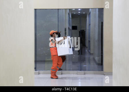 Jakarta, Indonésie, Jakarta. Apr 15, 2019. Un officier vu porter une boîte de scrutin, qui doit être transféré au bureau de vote pour les élections générales de l'Indonésie 2019.Les élections générales en Indonésie se déroulera simultanément le 17 avril 2019. Credit : Nick Hanoatubun SOPA/Images/ZUMA/Alamy Fil Live News Banque D'Images