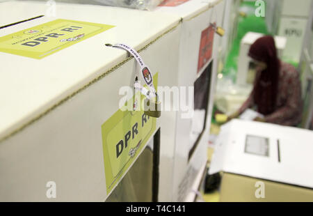 Jakarta, Indonésie, Jakarta. Apr 15, 2019. Un agent d'étanchéité vu les urnes avant qu'ils sont transférés au bureau de vote pour l'élection générale de l'Indonésie 2019.Les élections générales en Indonésie se déroulera simultanément le 17 avril 2019. Credit : Nick Hanoatubun SOPA/Images/ZUMA/Alamy Fil Live News Banque D'Images