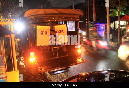 Jakarta, Indonésie, Jakarta. Apr 15, 2019. Les urnes sont considérées d'être transférés au bureau de vote pour l'élection générale de l'Indonésie 2019.Les élections générales en Indonésie se déroulera simultanément le 17 avril 2019. Credit : Nick Hanoatubun SOPA/Images/ZUMA/Alamy Fil Live News Banque D'Images