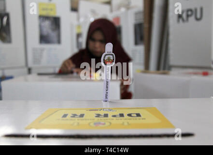 Jakarta, Indonésie, Jakarta. Apr 15, 2019. Un agent d'étanchéité vu les urnes avant qu'ils sont transférés au bureau de vote pour l'élection générale de l'Indonésie 2019.Les élections générales en Indonésie se déroulera simultanément le 17 avril 2019. Credit : Nick Hanoatubun SOPA/Images/ZUMA/Alamy Fil Live News Banque D'Images