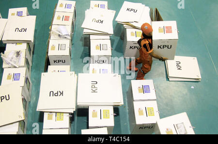 Jakarta, Indonésie, Jakarta. Apr 15, 2019. Un officier vu porter une boîte de scrutin, qui doit être transféré au bureau de vote pour les élections générales de l'Indonésie 2019.Les élections générales en Indonésie se déroulera simultanément le 17 avril 2019. Credit : Nick Hanoatubun SOPA/Images/ZUMA/Alamy Fil Live News Banque D'Images