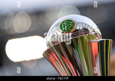 15 avril 2019, en Rhénanie du Nord-Westphalie, Köln : Soccer : 2ème Bundesliga, 1er FC Cologne - Hamburger SV, 29e journée. La DFB Women's Cup est sur le point d'être joué dans le stade. La finale de la coupe de la femme aura lieu le 01.05.2019 dans le stade RheinEnergieStadion. Photo : Marius Becker/DPA - NOTE IMPORTANTE : en conformité avec les exigences de la DFL Deutsche Fußball Liga ou la DFB Deutscher Fußball-Bund, il est interdit d'utiliser ou avoir utilisé des photographies prises dans le stade et/ou la correspondance dans la séquence sous forme d'images et/ou vidéo-comme des séquences de photos. Banque D'Images