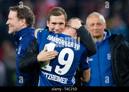 15 avril 2019, en Rhénanie du Nord-Westphalie, Köln : Soccer : 2ème Bundesliga, 1er FC Cologne - Hamburger SV, 29e journée au stade RheinEnergieStadion. L'entraîneur de Hambourg Hannes Wolf (2e de gauche) merci Manuel Wintzheimer après le coup de sifflet final, le marqueur à 1:1. Photo : Rolf Vennenbernd/DPA - NOTE IMPORTANTE : en conformité avec les exigences de la DFL Deutsche Fußball Liga ou la DFB Deutscher Fußball-Bund, il est interdit d'utiliser ou avoir utilisé des photographies prises dans le stade et/ou la correspondance dans la séquence sous forme d'images et/ou vidéo-comme des séquences de photos. Banque D'Images