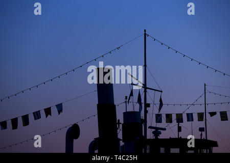 Manche, en Allemagne. Apr 15, 2019. Les silhouettes de deux Ammerseeschifffahrt steamships émergent à l'heure bleue sur une jetée en face de l'ciel sans nuages. Credit : Karl-Josef Opim/dpa/Alamy Live News Banque D'Images