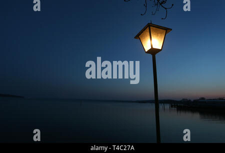 Manche, en Allemagne. Apr 15, 2019. Une lanterne est à l'heure bleue dans un jardin au bord de l'Ammersee. Credit : Karl-Josef Opim/dpa/Alamy Live News Banque D'Images