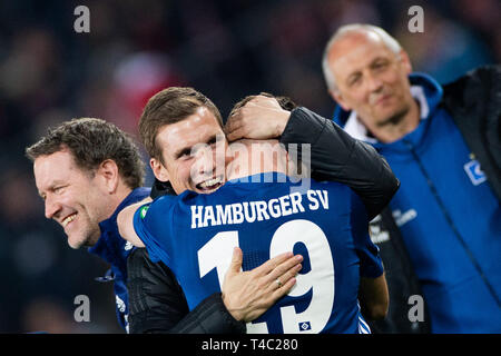 15 avril 2019, en Rhénanie du Nord-Westphalie, Köln : Soccer : 2ème Bundesliga, 1er FC Cologne - Hamburger SV, 29e journée au stade RheinEnergieStadion. L'entraîneur de Hambourg Hannes Wolf (2e de gauche) merci Manuel Wintzheimer après le coup de sifflet final, le marqueur à 1:1. Photo : Rolf Vennenbernd/DPA - NOTE IMPORTANTE : en conformité avec les exigences de la DFL Deutsche Fußball Liga ou la DFB Deutscher Fußball-Bund, il est interdit d'utiliser ou avoir utilisé des photographies prises dans le stade et/ou la correspondance dans la séquence sous forme d'images et/ou vidéo-comme des séquences de photos. Banque D'Images