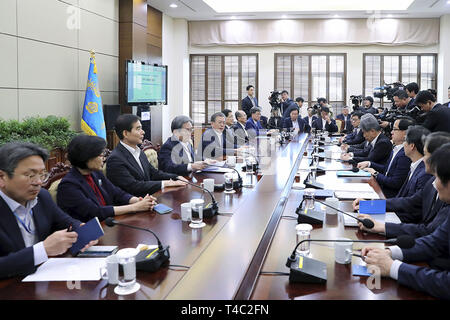 Séoul, Corée du Sud. Apr 15, 2019. 15 avril 2019 à Séoul, en Korea-In ce photos prises photographe est Président Chambre des fonctionnaires. Le président sud-coréen Moon Jae en parle au cours d'une réunion avec son sida à l'occasion de la Blue House à Séoul, Corée du Sud, le lundi, Avril 15, 2019. Lune dit qu'il est prêt pour un quatrième sommet avec le dirigeant nord-coréen Kim Jong Un pour aider à sauver les négociations nucléaires chancelante entre Washington et Pyongyang. Credit : Zuma Zuma Press/wire/Alamy Live News Banque D'Images