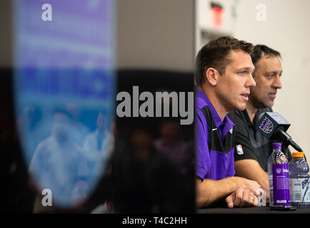 Sacramento, CA, USA. Apr 15, 2019. Sacramento Kings Vlade Divac Directeur général et entraîneur-chef nouveau Luke Walton parler aux médias au Golden 1 Centre le lundi 15 avril 2019 à Sacramento. Crédit : Paul Kitagaki Jr./ZUMA/Alamy Fil Live News Banque D'Images