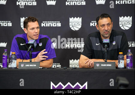 Sacramento, CA, USA. Apr 15, 2019. Sacramento Kings Vlade Divac Directeur général et entraîneur-chef nouveau Luke Walton parler aux médias au Golden 1 Centre le lundi 15 avril 2019 à Sacramento. Crédit : Paul Kitagaki Jr./ZUMA/Alamy Fil Live News Banque D'Images