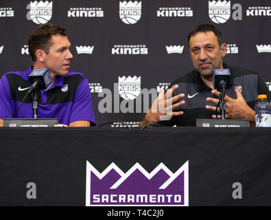 Sacramento, CA, USA. Apr 15, 2019. Sacramento Kings Vlade Divac Directeur général et entraîneur-chef nouveau Luke Walton parler aux médias au Golden 1 Centre le lundi 15 avril 2019 à Sacramento. Crédit : Paul Kitagaki Jr./ZUMA/Alamy Fil Live News Banque D'Images