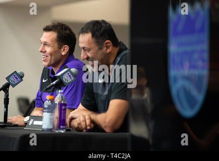 Sacramento, CA, USA. Apr 15, 2019. Sacramento Kings Vlade Divac Directeur général et entraîneur-chef nouveau Luke Walton parler aux médias au Golden 1 Centre le lundi 15 avril 2019 à Sacramento. Crédit : Paul Kitagaki Jr./ZUMA/Alamy Fil Live News Banque D'Images