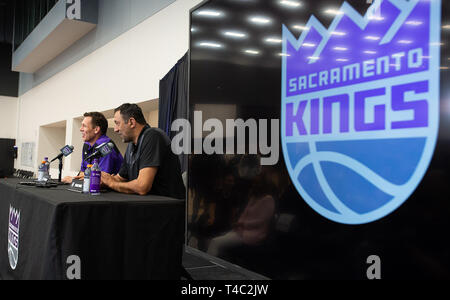 Sacramento, CA, USA. Apr 15, 2019. Sacramento Kings Vlade Divac Directeur général et entraîneur-chef nouveau Luke Walton parler aux médias au Golden 1 Centre le lundi 15 avril 2019 à Sacramento. Crédit : Paul Kitagaki Jr./ZUMA/Alamy Fil Live News Banque D'Images