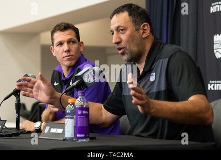 Sacramento, CA, USA. Apr 15, 2019. Sacramento Kings Vlade Divac Directeur général et entraîneur-chef nouveau Luke Walton parler aux médias au Golden 1 Centre le lundi 15 avril 2019 à Sacramento. Crédit : Paul Kitagaki Jr./ZUMA/Alamy Fil Live News Banque D'Images