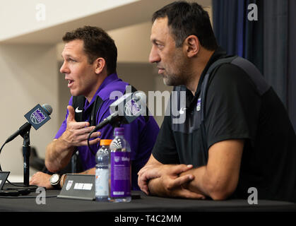 Sacramento, CA, USA. Apr 15, 2019. Sacramento Kings Vlade Divac Directeur général et entraîneur-chef nouveau Luke Walton parler aux médias au Golden 1 Centre le lundi 15 avril 2019 à Sacramento. Crédit : Paul Kitagaki Jr./ZUMA/Alamy Fil Live News Banque D'Images