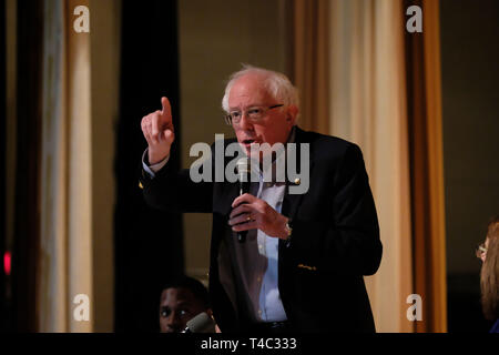 Warren, Ohio, USA. 14 avr, 2019. Le sénateur Bernie SANDERS prend la parole à l'hôtel de ville avec les travailleurs de l'Ohio Président AFT Randi Weingarten, à la Lordstown High School, à Warren, Ohio le Dimanche, Avril 14, 2019. Credit : Preston Ehrler/ZUMA/Alamy Fil Live News Banque D'Images