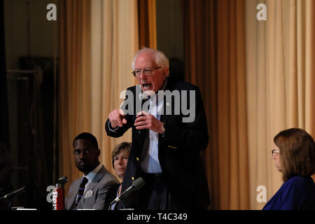 Warren, Ohio, USA. 14 avr, 2019. Le sénateur Bernie SANDERS prend la parole à l'hôtel de ville avec les travailleurs de l'Ohio Président AFT Randi Weingarten, à la Lordstown High School, à Warren, Ohio le Dimanche, Avril 14, 2019. Credit : Preston Ehrler/ZUMA/Alamy Fil Live News Banque D'Images