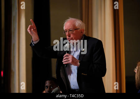 Warren, Ohio, USA. 14 avr, 2019. Le sénateur Bernie SANDERS prend la parole à l'hôtel de ville avec les travailleurs de l'Ohio Président AFT Randi Weingarten, à la Lordstown High School, à Warren, Ohio le Dimanche, Avril 14, 2019. Credit : Preston Ehrler/ZUMA/Alamy Fil Live News Banque D'Images