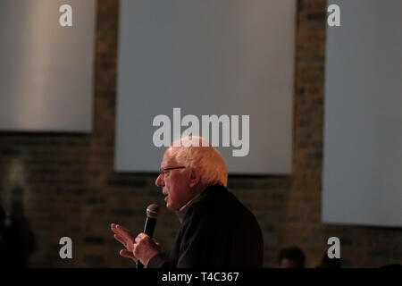 Warren, Ohio, USA. 14 avr, 2019. Le sénateur Bernie SANDERS prend la parole à l'hôtel de ville avec les travailleurs de l'Ohio Président AFT Randi Weingarten, à la Lordstown High School, à Warren, Ohio le Dimanche, Avril 14, 2019. Credit : Preston Ehrler/ZUMA/Alamy Fil Live News Banque D'Images