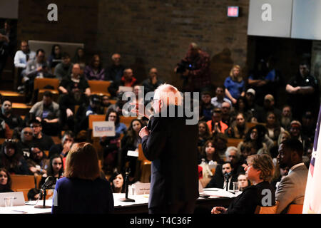 Warren, Ohio, USA. 14 avr, 2019. Le sénateur Bernie SANDERS prend la parole à l'hôtel de ville avec les travailleurs de l'Ohio Président AFT Randi Weingarten, à la Lordstown High School, à Warren, Ohio le Dimanche, Avril 14, 2019. Credit : Preston Ehrler/ZUMA/Alamy Fil Live News Banque D'Images