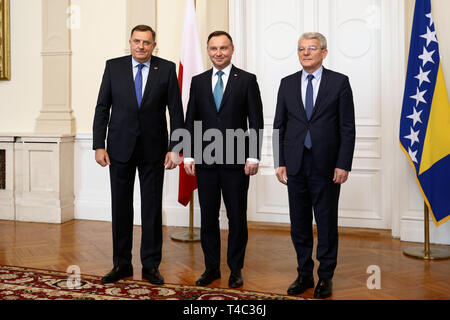 Sarajevo, Bosnie-Herzégovine (BiH). Apr 15, 2019. La visite du président polonais Andrzej Duda (C) pose pour une photo de groupe avec le président de la présidence de la Bosnie-Herzégovine, Milorad Dodik, (L) et membre de la présidence de la BiH Sefik Dzaferovic à Sarajevo, Bosnie-Herzégovine (BiH), le 15 avril 2019. La visite du président polonais Andrzej Duda le lundi a exprimé son soutien à la Bosnie-Herzégovine (BiH) dans son pays de l'Union européenne (UE), la présidence de la Bosnie-Herzégovine a déclaré dans une déclaration. Credit : Nedim Grabovica/Xinhua/Alamy Live News Banque D'Images