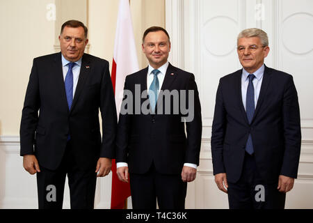 Sarajevo, Bosnie-Herzégovine (BiH). Apr 15, 2019. La visite du président polonais Andrzej Duda (C) pose pour une photo de groupe avec le président de la présidence de la Bosnie-Herzégovine, Milorad Dodik, (L) et membre de la présidence de la BiH Sefik Dzaferovic à Sarajevo, Bosnie-Herzégovine (BiH), le 15 avril 2019. La visite du président polonais Andrzej Duda le lundi a exprimé son soutien à la Bosnie-Herzégovine (BiH) dans son pays de l'Union européenne (UE), la présidence de la Bosnie-Herzégovine a déclaré dans une déclaration. Credit : Nedim Grabovica/Xinhua/Alamy Live News Banque D'Images