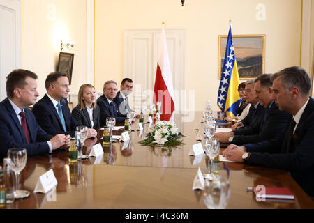 Sarajevo, Bosnie-Herzégovine (BiH). Apr 15, 2019. La visite du président polonais Andrzej Duda (2L) rencontre avec le président de la présidence de la Bosnie-Herzégovine, Milorad Dodik, (2e R) et membre de la présidence de la BiH Sefik Dzaferovic (3R) à Sarajevo, Bosnie-Herzégovine (BiH), le 15 avril 2019. La visite du président polonais Andrzej Duda le lundi a exprimé son soutien à la Bosnie-Herzégovine (BiH) dans son pays de l'Union européenne (UE), la présidence de la Bosnie-Herzégovine a déclaré dans une déclaration. Credit : Nedim Grabovica/Xinhua/Alamy Live News Banque D'Images