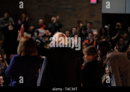 Warren, Ohio, USA. 14 avr, 2019. Le sénateur Bernie SANDERS prend la parole à l'hôtel de ville avec les travailleurs de l'Ohio Président AFT Randi Weingarten, à la Lordstown High School, à Warren, Ohio le Dimanche, Avril 14, 2019. Credit : Preston Ehrler/ZUMA/Alamy Fil Live News Banque D'Images