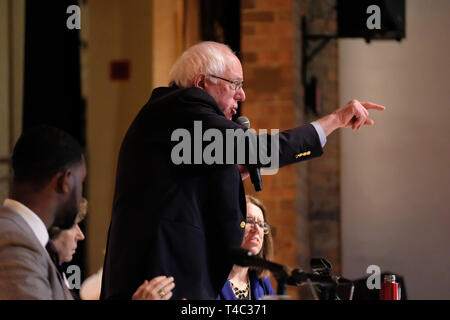 Warren, Ohio, USA. 14 avr, 2019. Le sénateur Bernie SANDERS prend la parole à l'hôtel de ville avec les travailleurs de l'Ohio Président AFT Randi Weingarten, à la Lordstown High School, à Warren, Ohio le Dimanche, Avril 14, 2019. Credit : Preston Ehrler/ZUMA/Alamy Fil Live News Banque D'Images