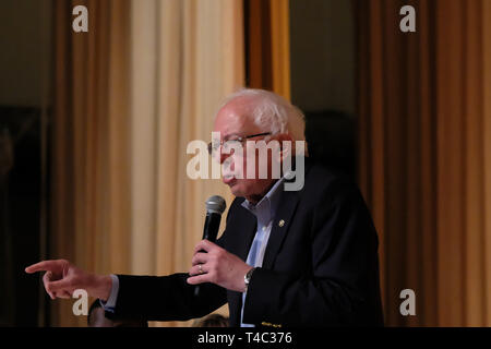 Warren, Ohio, USA. 14 avr, 2019. Le sénateur Bernie SANDERS prend la parole à l'hôtel de ville avec les travailleurs de l'Ohio Président AFT Randi Weingarten, à la Lordstown High School, à Warren, Ohio le Dimanche, Avril 14, 2019. Credit : Preston Ehrler/ZUMA/Alamy Fil Live News Banque D'Images