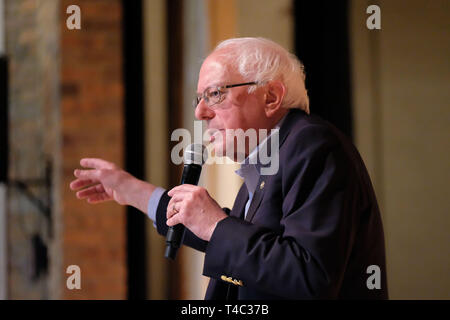 Warren, Ohio, USA. 14 avr, 2019. Le sénateur Bernie SANDERS prend la parole à l'hôtel de ville avec les travailleurs de l'Ohio Président AFT Randi Weingarten, à la Lordstown High School, à Warren, Ohio le Dimanche, Avril 14, 2019. Credit : Preston Ehrler/ZUMA/Alamy Fil Live News Banque D'Images