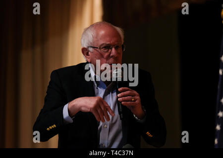 Warren, Ohio, USA. 14 avr, 2019. Le sénateur Bernie SANDERS prend la parole à l'hôtel de ville avec les travailleurs de l'Ohio Président AFT Randi Weingarten, à la Lordstown High School, à Warren, Ohio le Dimanche, Avril 14, 2019. Credit : Preston Ehrler/ZUMA/Alamy Fil Live News Banque D'Images