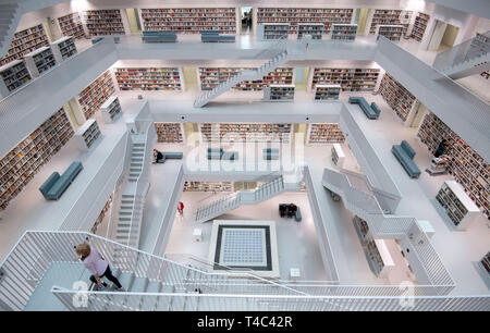 Stuttgart, Allemagne. 10 avr, 2019. Étagères peut être vu dans la Stadtbibliothek Stuttgart. La Stadtbibliothek Stuttgart comme un hotspot'-'Instagram est confrontée à des défis. Il a été mentionné plus de 5000 fois et a déjà été utilisé ou a demandé qu'un motif pour mariages, photos et interviews du ventre de bébé. Credit : Marijan Murat/DPA - ATTENTION : Seulement pour un usage éditorial dans le cadre de rapports sur la Stadtbücherei Stuttgart./dpa/Alamy Live News Banque D'Images
