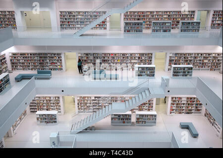 Stuttgart, Allemagne. 10 avr, 2019. Étagères peut être vu dans la Stadtbibliothek Stuttgart. La Stadtbibliothek Stuttgart comme un hotspot'-'Instagram est confrontée à des défis. Il a été mentionné plus de 5000 fois et a déjà été utilisé ou a demandé qu'un motif pour mariages, photos et interviews du ventre de bébé. Credit : Marijan Murat/DPA - ATTENTION : Seulement pour un usage éditorial dans le cadre de reportages sur la Stadtbücherei Stuttgart/dpa/Alamy Live News Banque D'Images