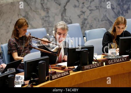 Organisation des Nations Unies, Conseil de sécurité des Nations Unies sur la situation au Yémen au siège des Nations Unies à New York. Apr 15, 2019. Christoph HEUSGEN (2L), représentant permanent de l'Allemagne auprès de l'Organisation des Nations Unies et président du Conseil de sécurité des Nations Unies pour avril, réinitialise le sablier qu'il préside une réunion du Conseil de sécurité des Nations Unies sur la situation au Yémen au siège des Nations Unies à New York, le 15 avril 2019. Credit : Muzi Li/Xinhua/Alamy Live News Banque D'Images