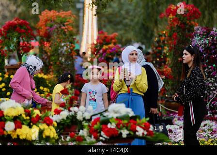 Bagdad, Iraq. Apr 15, 2019. Personnes voir fleurs au 11e Festival des fleurs international de Bagdad à Bagdad, l'Iraq, le 15 avril 2019. Le 11e Festival des fleurs international de Bagdad a débuté à Bagdad le lundi. Credit : Khalil Dawood/Xinhua/Alamy Live News Banque D'Images