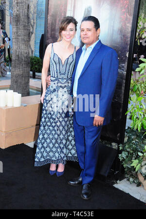 Los Angeles, Californie, USA 15 avril 2019, l'actrice Linda Cardellini et acteur Raymond Cruz assister à la première mondiale de la Malédiction de La Llorona le 15 avril 2019 à l'Egyptian Theatre de Los Angeles, Californie. Photo de Barry King/Alamy Live News Banque D'Images