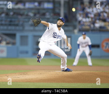 Los Angeles, Californie, USA. Apr 15, 2019. Le lanceur partant des Dodgers de Los Angeles, Clayton Kershaw (42) lance un lancer pendant le match contre les Reds de Cincinnati le 15 avril 2019, au Dodger Stadium à Los Angeles, CA. En l'honneur de Jackie Robinson, tous les joueurs portent nombre 42.Armando Armando Arorizo Arorizo : Crédit/Prensa Internacional/ZUMA/Alamy Fil Live News Banque D'Images