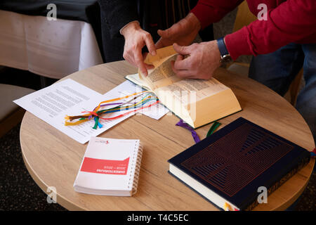 Stapelfeld, Allemagne. Mar 25, 2019. Examinateur et candidat feuilleter le missel au cours de l'interrogatoire à l'humeau pratiques Académie Catholique Stapelfeld pour discuter des textes de prière. Cette année, le cours de la côte à l'Stapelfelder Akademie a 13 participants. Les cours se composent de parties théoriques et pratiques. Credit : Jörg Sarbach/dpa/Alamy Live News Banque D'Images