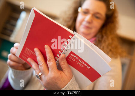 Stapelfeld, Allemagne. Mar 25, 2019. Candidat Grille Marion recherche le calendrier liturgique au cours de l'examen pratique à l'Académie Catholique Stapelfeld dans le conseil d'administration. Cette année, le cours de la côte à l'Stapelfelder Akademie a 13 participants. Les cours se composent de parties théoriques et pratiques. Credit : Jörg Sarbach/dpa/Alamy Live News Banque D'Images