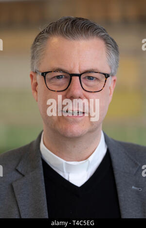 Stapelfeld, Allemagne. Mar 25, 2019. Marc Röbel, Directeur Spirituel de la Catholic Academy Stapelfeld, prend l'examen pratique en tant que curé de paroisse. Cette année, le cours de la côte à l'Stapelfelder Akademie a 13 participants. Les cours se composent de parties théoriques et pratiques. Credit : Jörg Sarbach/dpa/Alamy Live News Banque D'Images