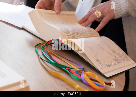 Stapelfeld, Allemagne. Mar 25, 2019. Au cours de l'examen pratique à l'Académie Catholique Stapelfeld, un candidat recueille des textes de prière le missel. Cette année, le cours de la côte à l'Stapelfelder Akademie a 13 participants. Les cours se composent de parties théoriques et pratiques. Credit : Jörg Sarbach/dpa/Alamy Live News Banque D'Images