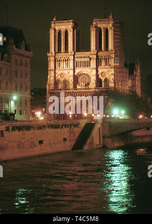 ***PHOTO*** Notre-Dame de Paris, cathédrale catholique médiévale, est vu à Paris, France, le 14 janvier 1993. (Photo/CTK Jaroslav Hejzlar) Banque D'Images