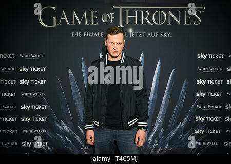 Hambourg, Allemagne. Apr 15, 2019. Lars Burmeister, modèle, est le soir dans un cinéma de Hambourg avec la poursuite de la série "Game of Thrones" (1er épisode, saison 8). Credit : Mohssen Assanimoghaddam/dpa/Alamy Live News Banque D'Images