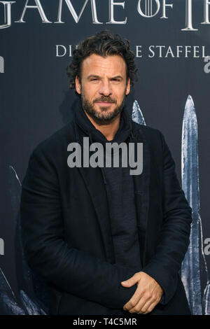 Hambourg, Allemagne. Apr 15, 2019. Stephan Luca, acteur, est le soir dans un cinéma de Hambourg avec la poursuite de la série "Game of Thrones" (1 épisode, saison 8.). Credit : Mohssen Assanimoghaddam/dpa/Alamy Live News Banque D'Images