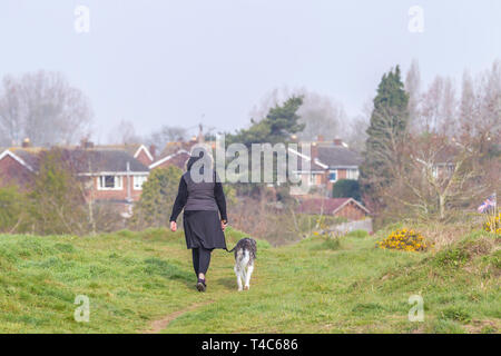 Northampton. Royaume-uni 26 avril 2019. Météo. Un doux matin que de la fin avec un peu de soleil qui traverse les nuages bas, ce qui en fait se sentir moins froid pour les gens promènent leurs chiens dans Bradlaugh Feilds ce matin. Credit : Keith J Smith./Alamy Live News Banque D'Images