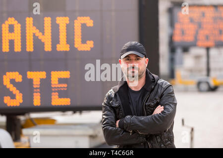 Londres, Royaume-Uni. Apr 16, 2019. "Réduire la vitesse MAINTENANT !" par l'artiste américaine Justin Guariglia Brice (photo), une importante installation de la cour à Somerset House lance la saison du jour de la Terre, une quinzaine d'installations et d'événements d'explorer des réponses créatives aux changements climatiques. Formé de neuf grands panneaux LED à énergie solaire habituellement perçue sur les autoroutes, l'installation rassemble les voix critiques de militants internationaux, poètes et philosophes pour répondre à la crise écologique globale. Crédit : Stephen Chung/Alamy Live News Banque D'Images