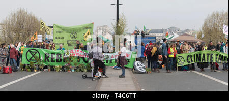 Londres, Royaume-Uni. 16 avril, 2019. Rébellion d'extinction les changements climatiques les manifestants continuent d'un blocus de Waterloo Bridge, à la circulation des véhicules lors de la London de l'heure de pointe du matin. Credit : Malcolm Park/Alamy Live News. Banque D'Images