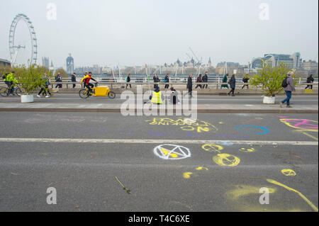 Londres, Royaume-Uni. 16 avril, 2019. Rébellion d'extinction les changements climatiques les manifestants continuent d'un blocus de Waterloo Bridge, à la circulation des véhicules lors de la London de l'heure de pointe du matin. Credit : Malcolm Park/Alamy Live News. Banque D'Images