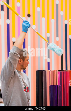 White Cube, London, UK. Apr 16, 2019. Sarah Morris, les machines ne font pas de nous des machines en White Cube Bermondsey. Un spectacle avec une peinture murale sur l'une des galeries aux côtés de nouvelles peintures, sa toute première sculpture en verre et film. Crédit : Guy Bell/Alamy Live News Banque D'Images